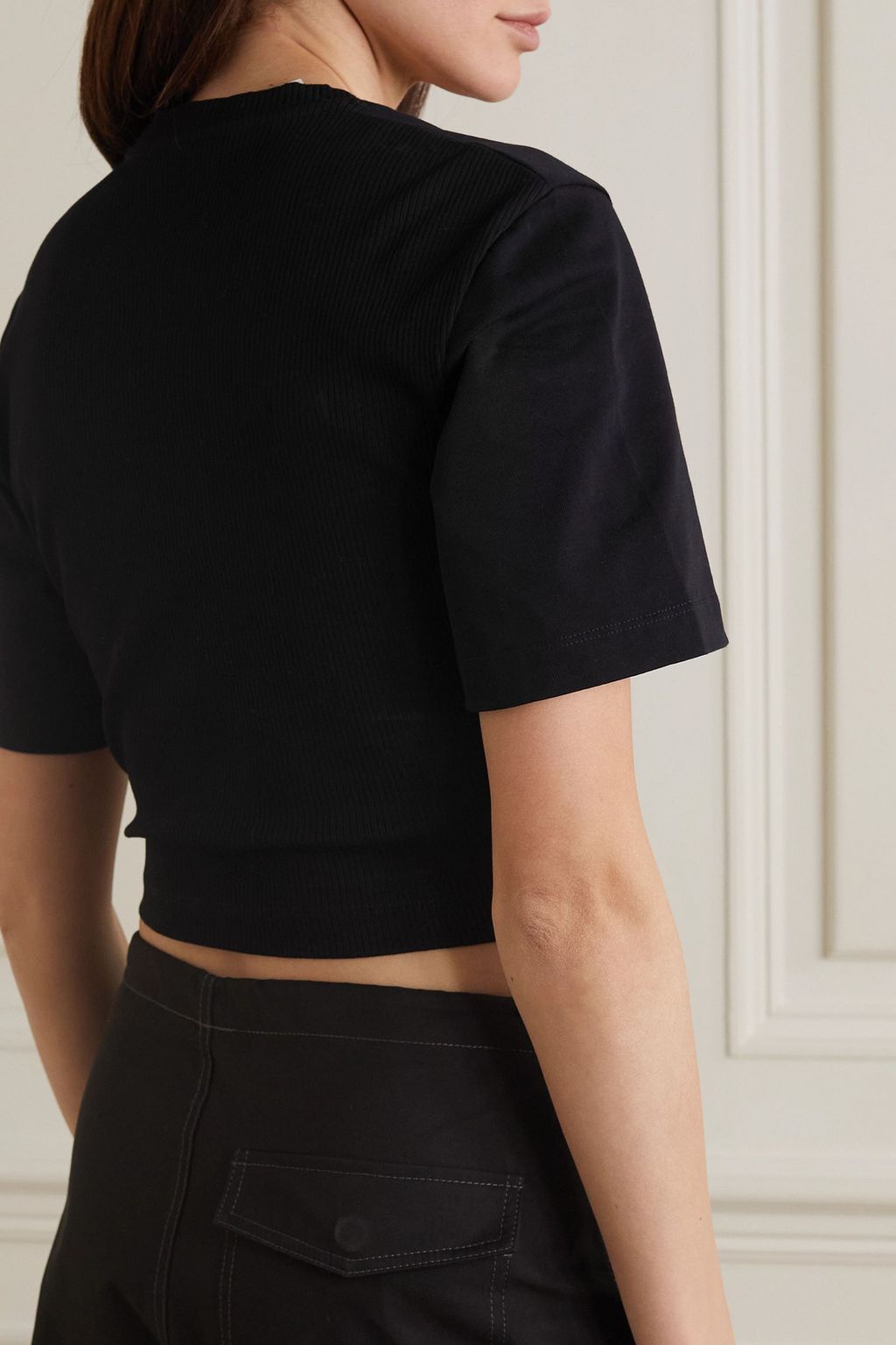 DION LEE تي شيرت قصير من قطن جيرسي مطّاطي مضلّع مع حاشية من نسيج مضلّع