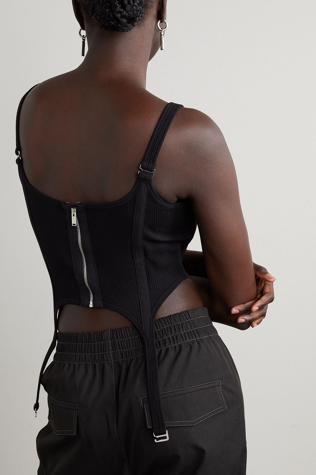 DION LEE بلوزة بدون أكمام Combat من القطن المطاط المضلّع مع قطع محاكة من الكنفا