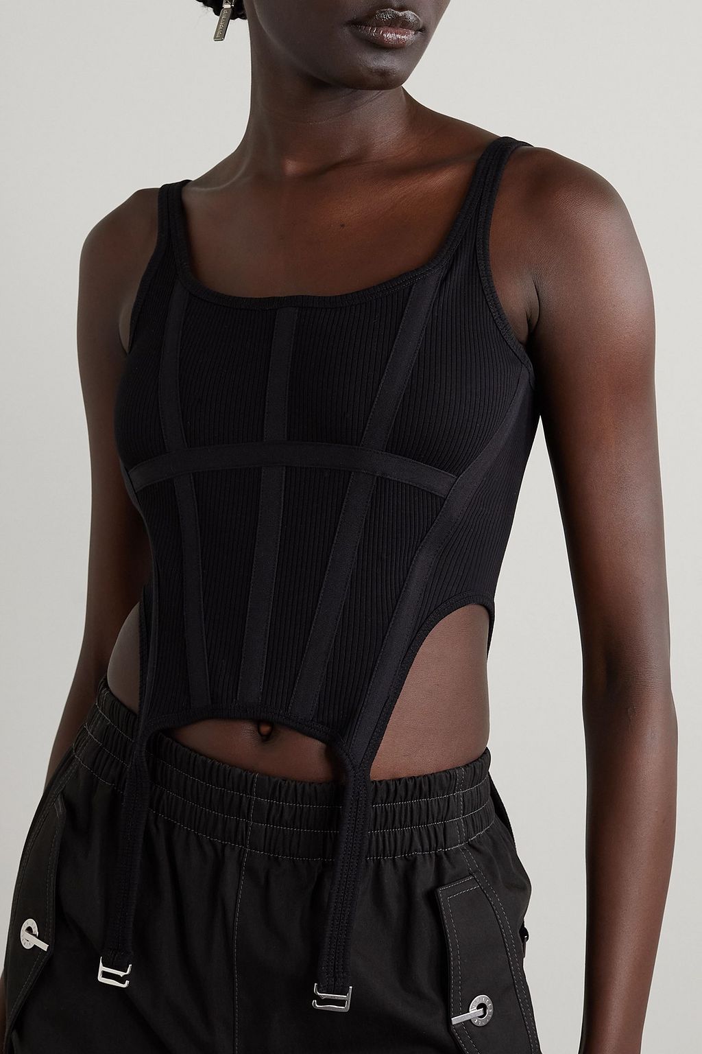 DION LEE بلوزة بدون أكمام Combat من القطن المطاط المضلّع مع قطع محاكة من الكنفا