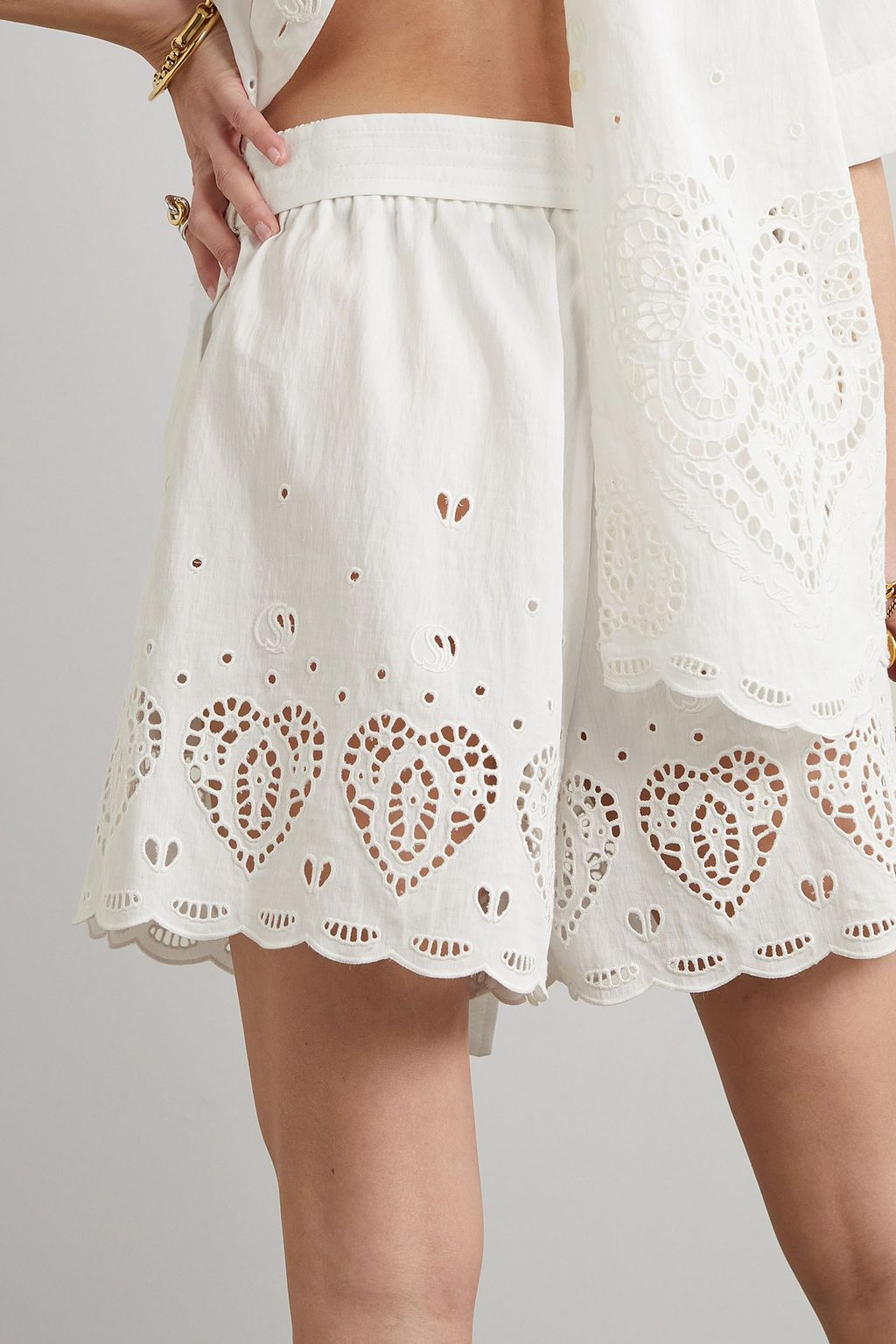 STELLA MCCARTNEY شورت محبوك بتطريز إنكليزي مع حزام