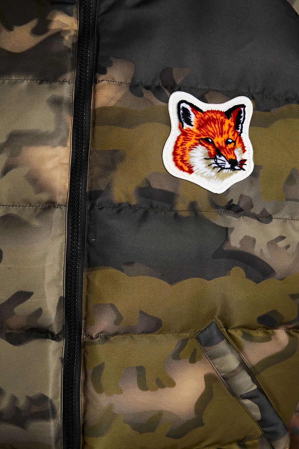 MAISON KITSUNÉ Gesteppte Daunenjacke aus Shell mit Kapuze und Camouflage-Print