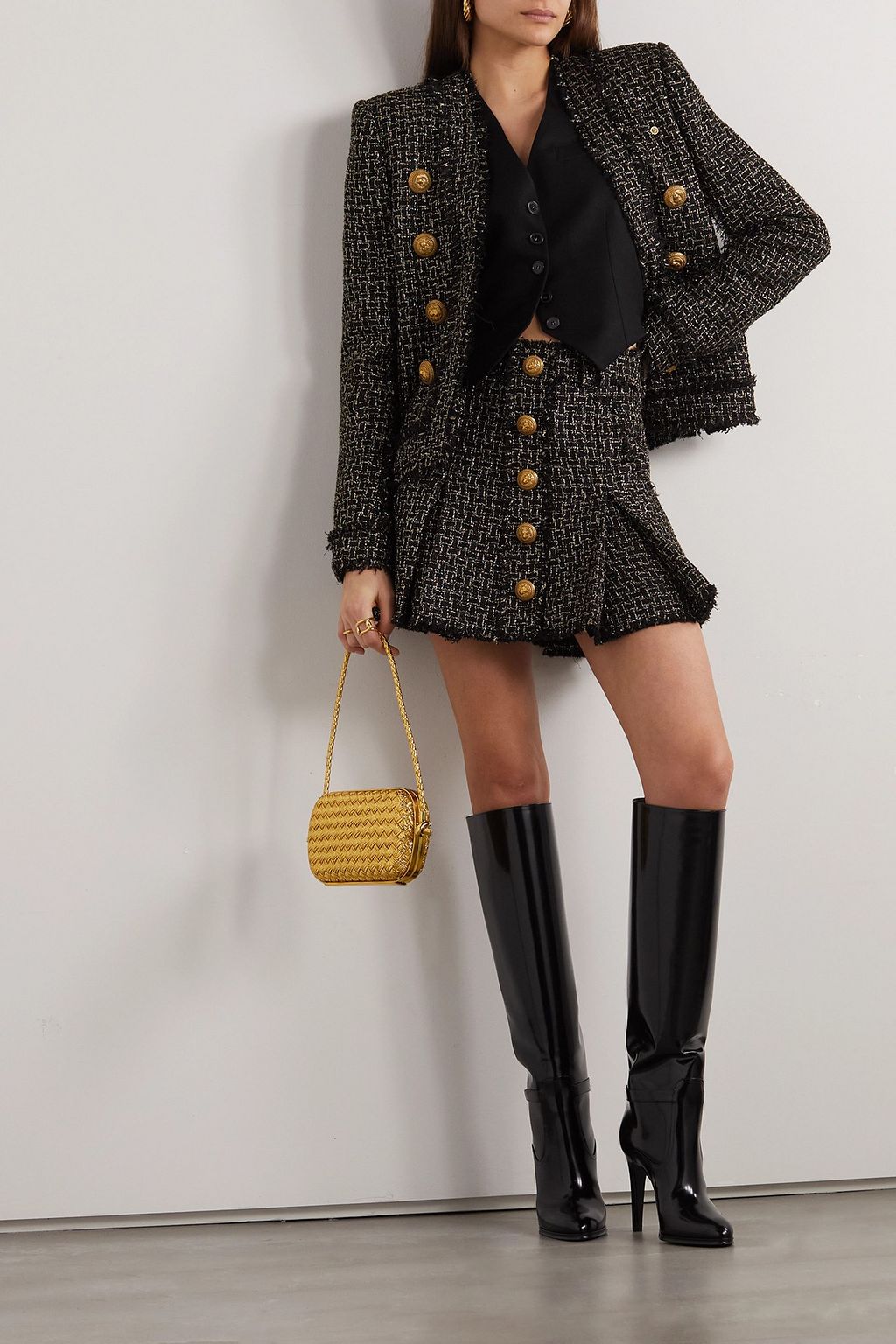 BALMAIN تنورة قصيرة من التويد بلمعة معدنية بكسرات مزيّنة بأزرار
