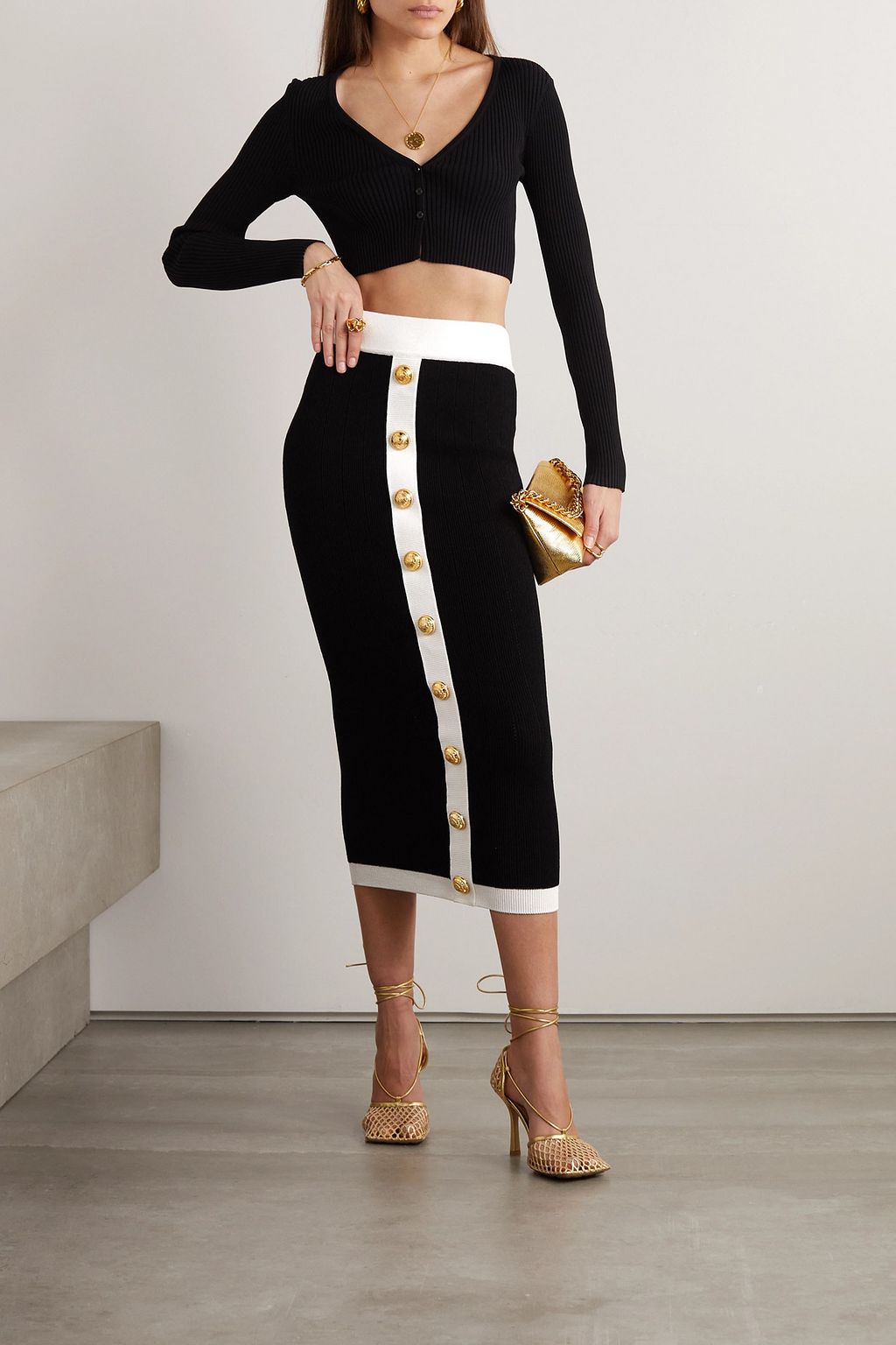 BALMAIN تنورة متوسطة الطول من نسيج محبوك ومضلّع مُزيّنة بأزرار