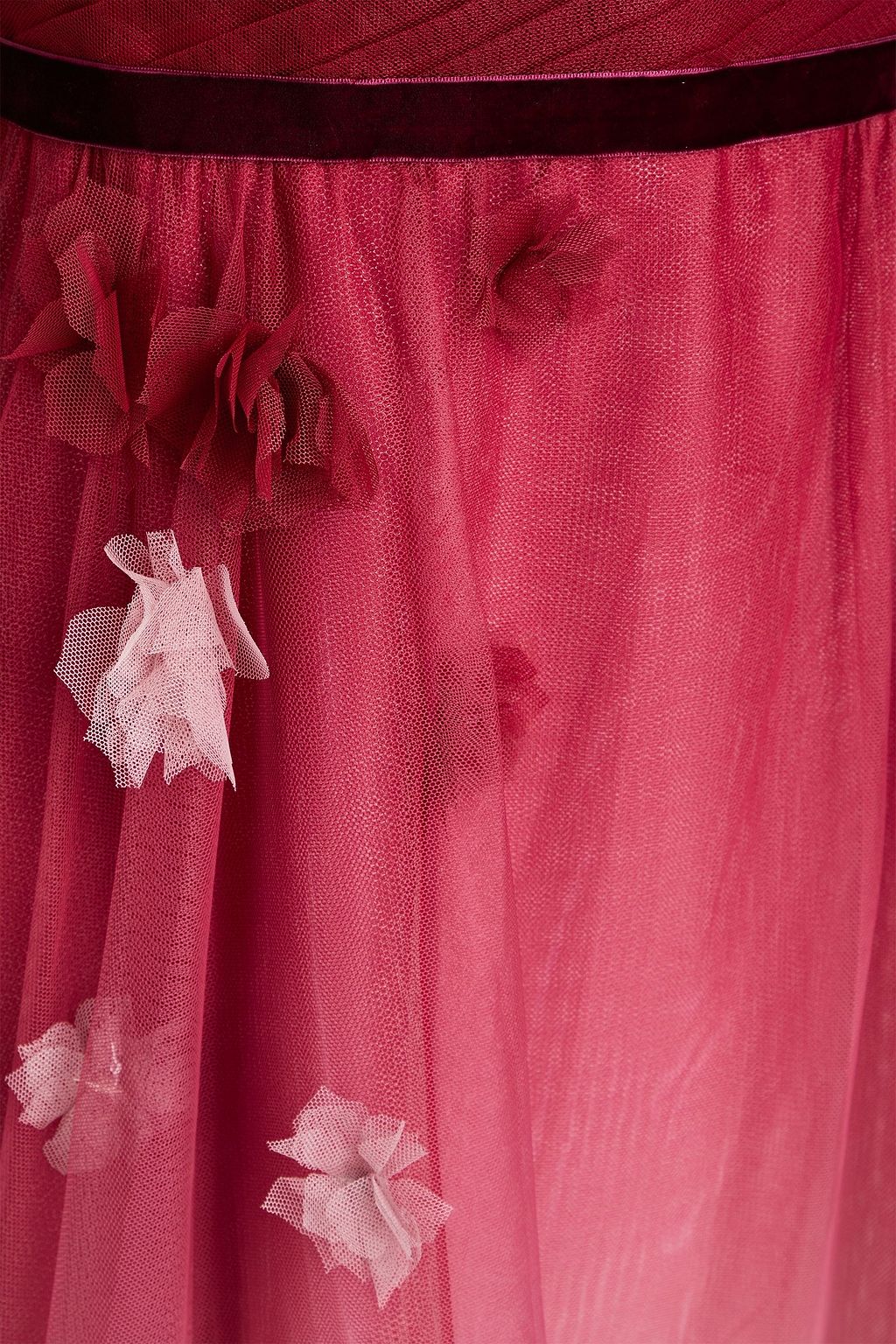 MARCHESA NOTTE فستان سهرة مصنوع من التول بتصميم مكشوف الكتفين متدرّج الألوان ومزين برقعة زخرفية