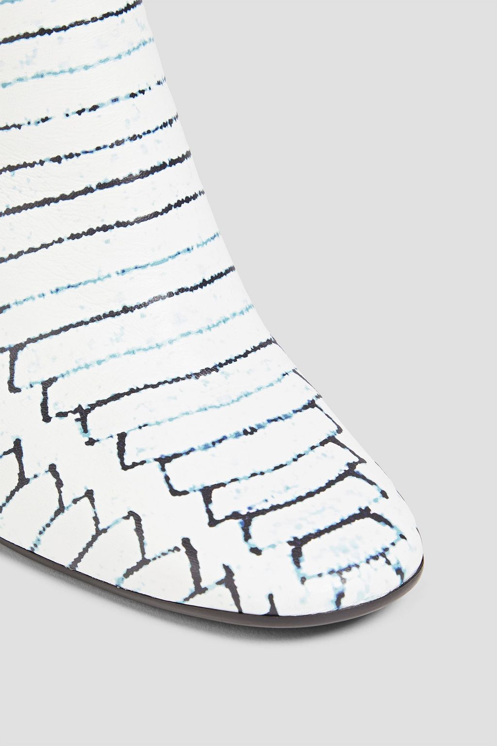 MM6 MAISON MARGIELA حذاء بوت بطول الكاحل من الجلد مزين بطبعات وبكعب مقاس 90 ملم