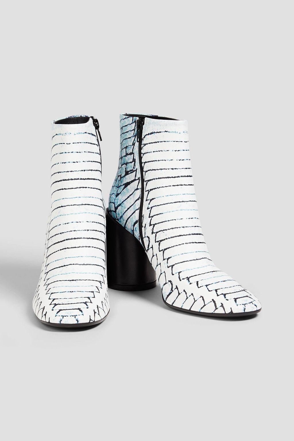MM6 MAISON MARGIELA حذاء بوت بطول الكاحل من الجلد مزين بطبعات وبكعب مقاس 90 ملم