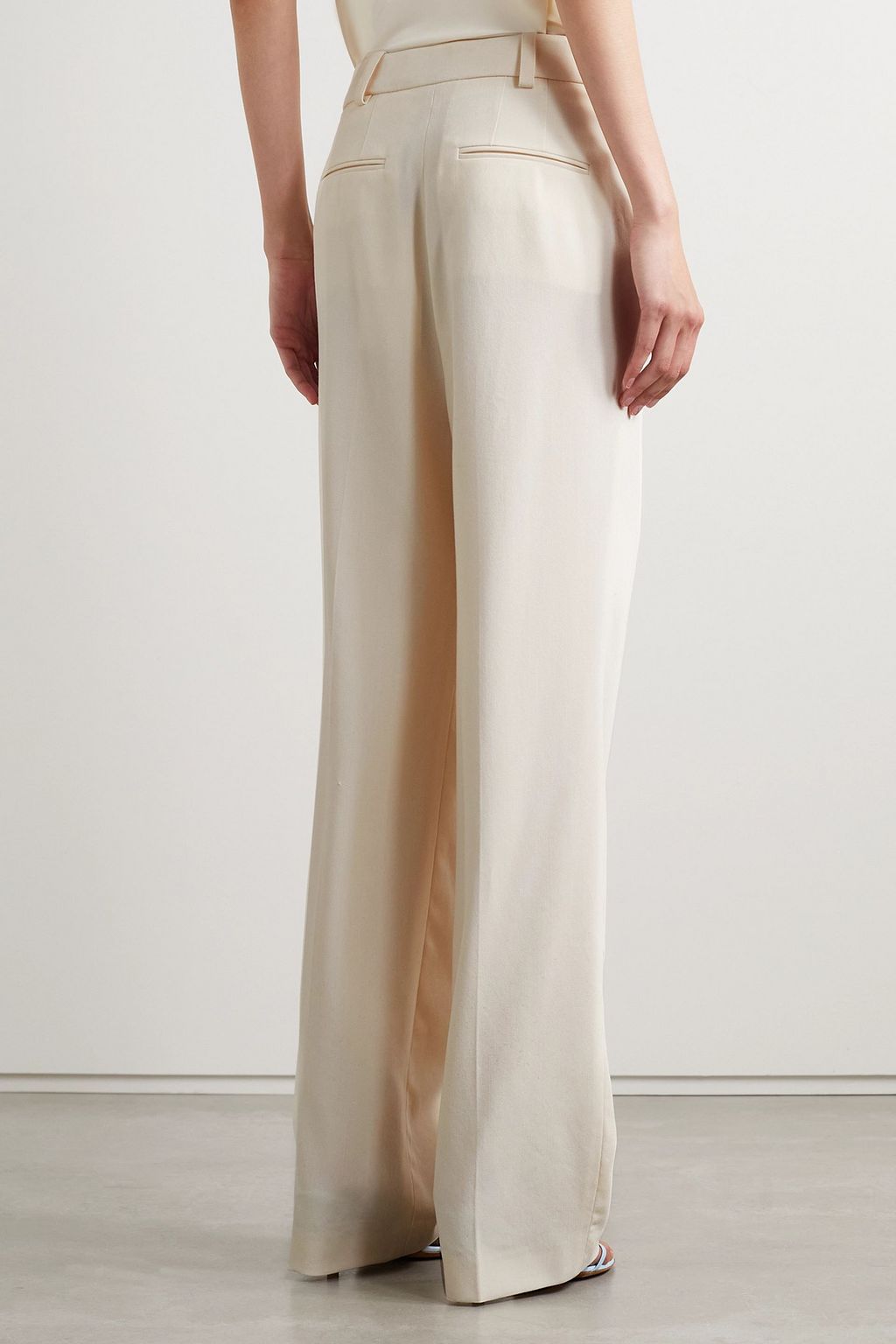 KHAITE Plissierte Hose mit weitem Bein aus Grain de Poudre aus einer Wollmischung