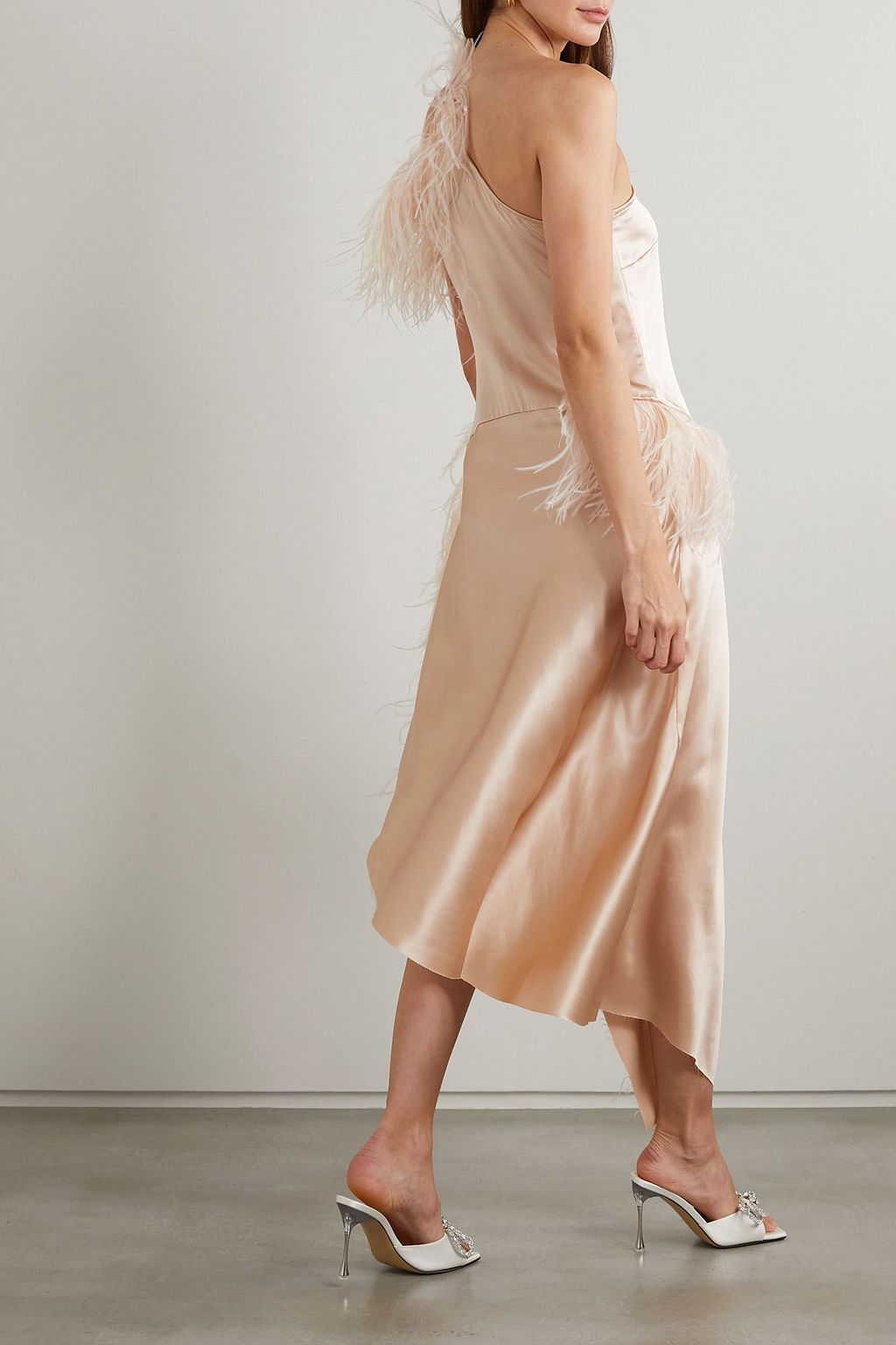 MARQUES' ALMEIDA Asymmetrisches Kleid aus Seidensatin mit asymmetrischer Schulterpartie und Federbesatz