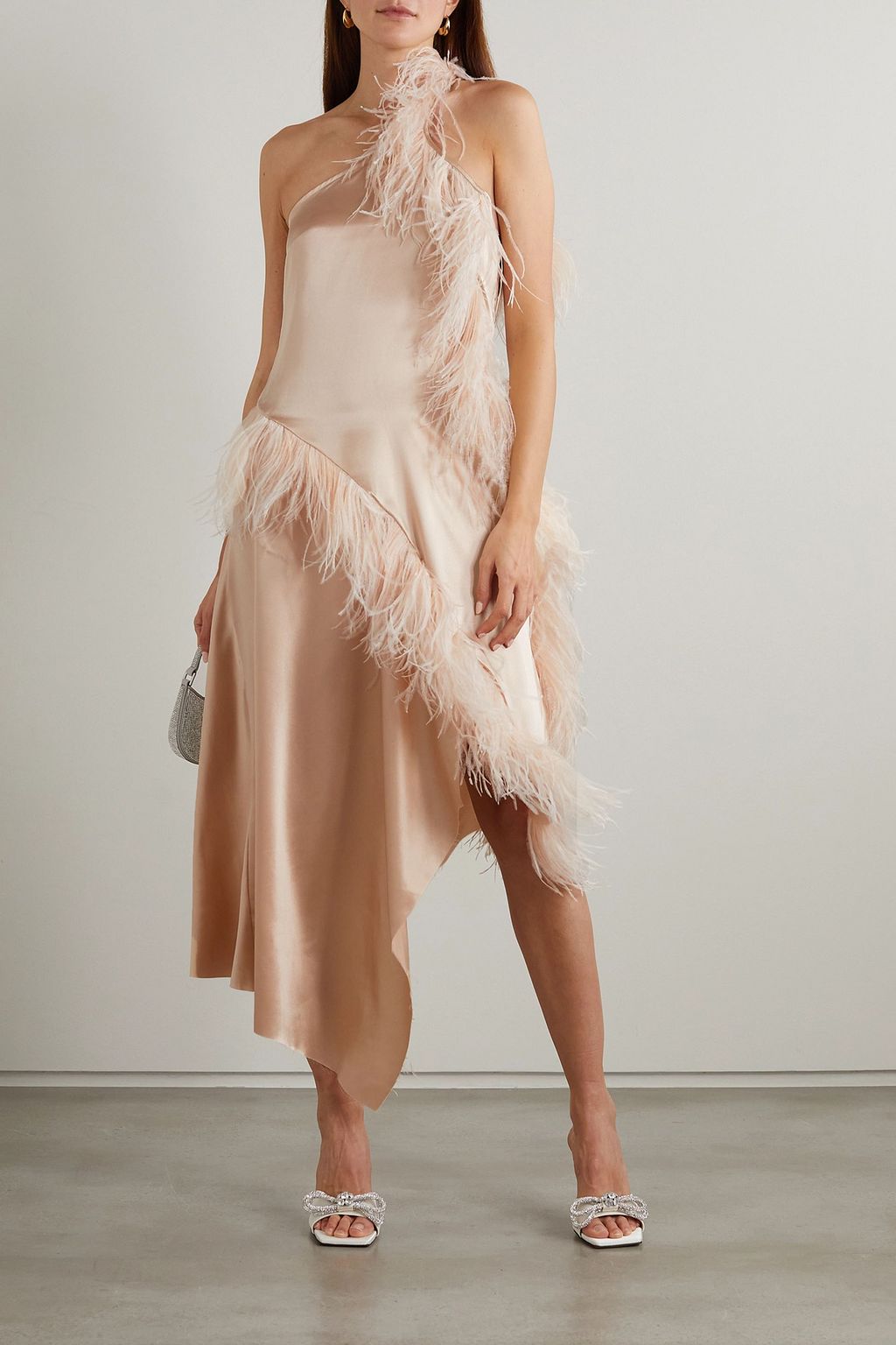 MARQUES' ALMEIDA Asymmetrisches Kleid aus Seidensatin mit asymmetrischer Schulterpartie und Federbesatz