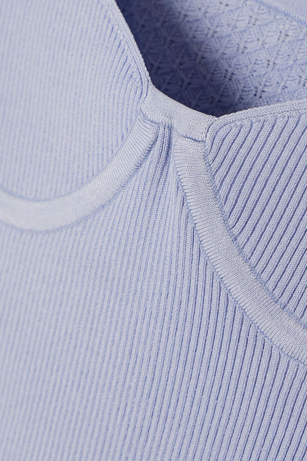 DION LEE فستان قصير بطبقات من الجيرسي المطاطي المضلّع ونسيج بحبكة بوانتيل
