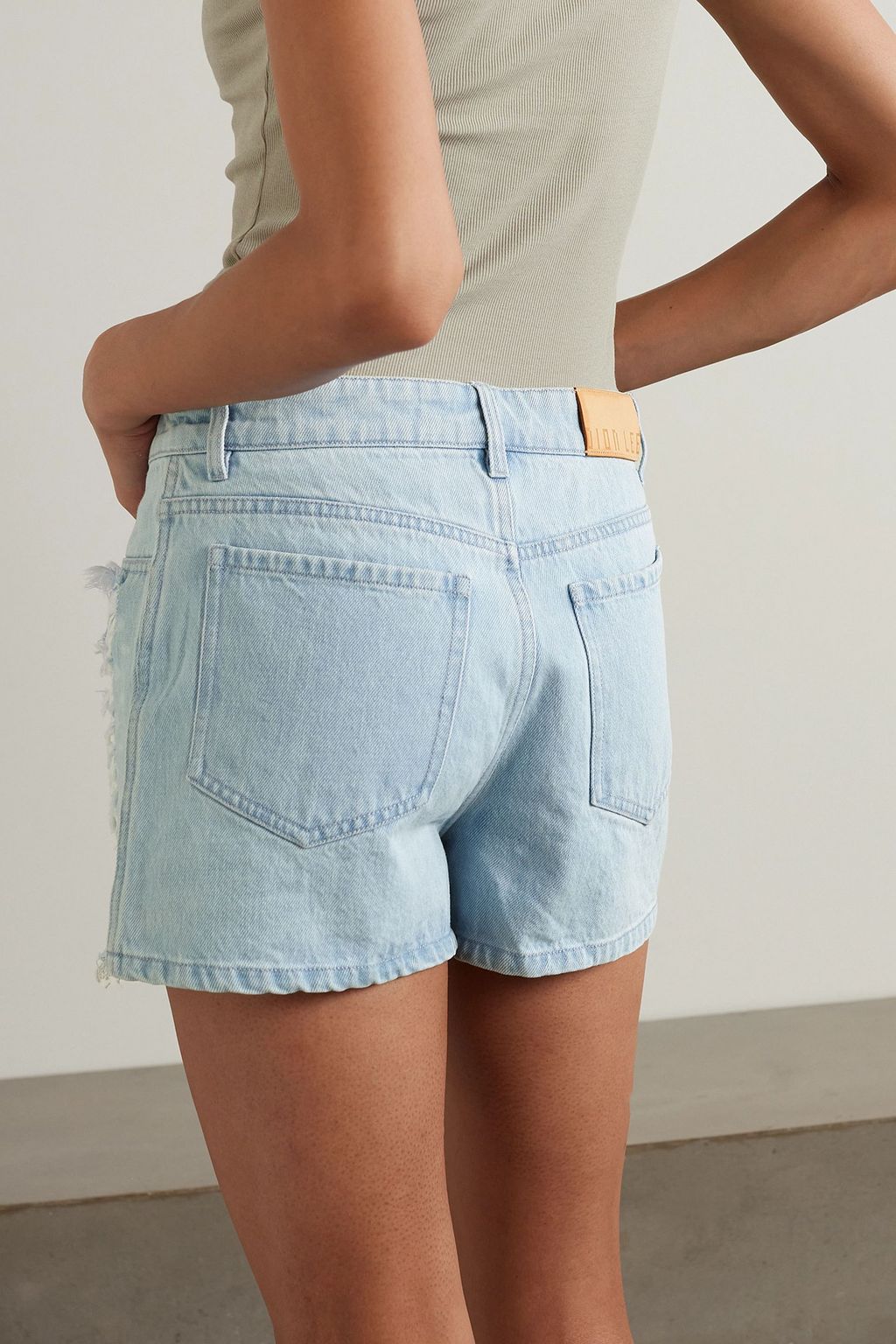 DION LEE شورت دنيم بتأثير معتق