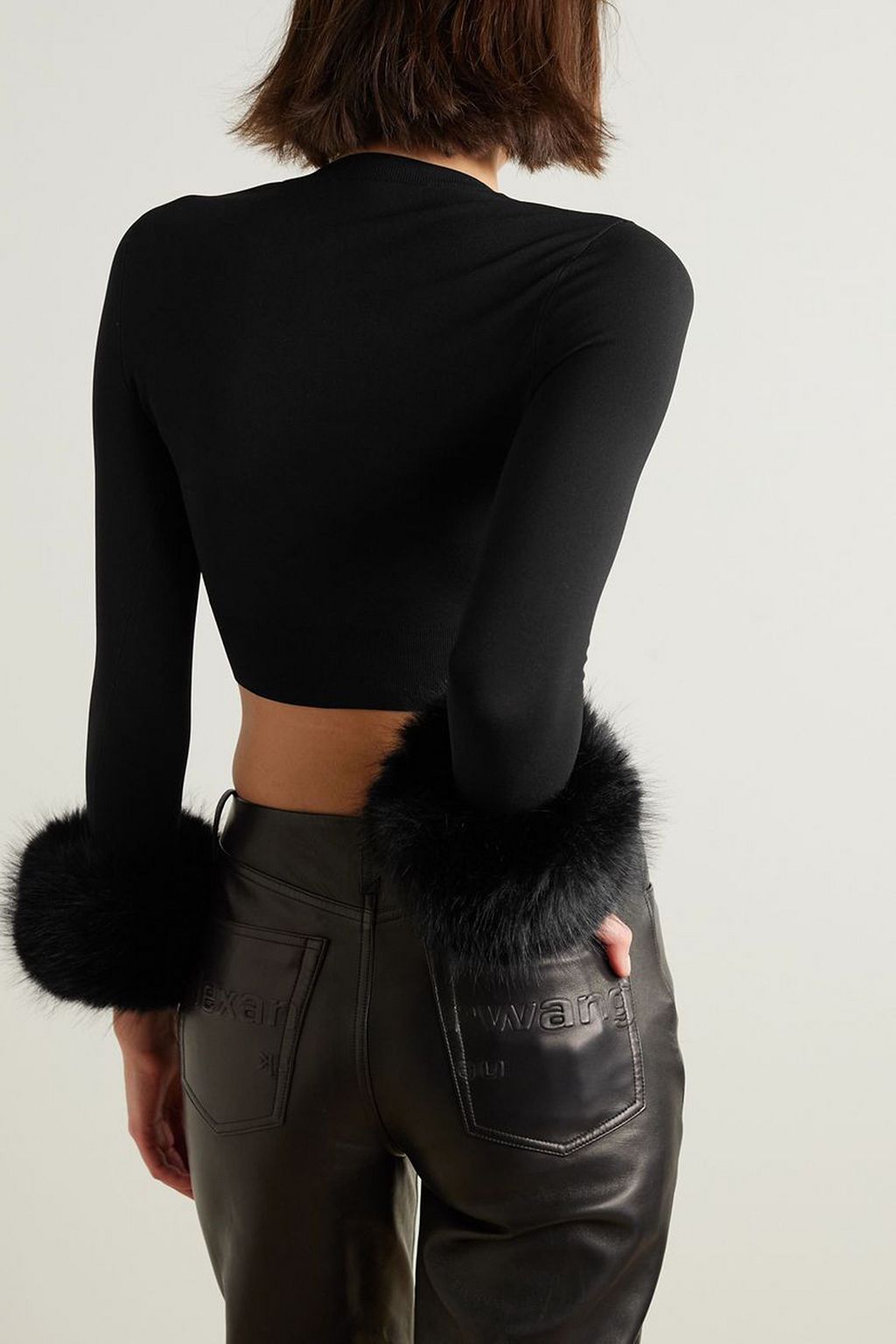ALEXANDER WANG كارديغان قصير من نسيج محبوك مطّاطي مزيّن بفرو صناعي