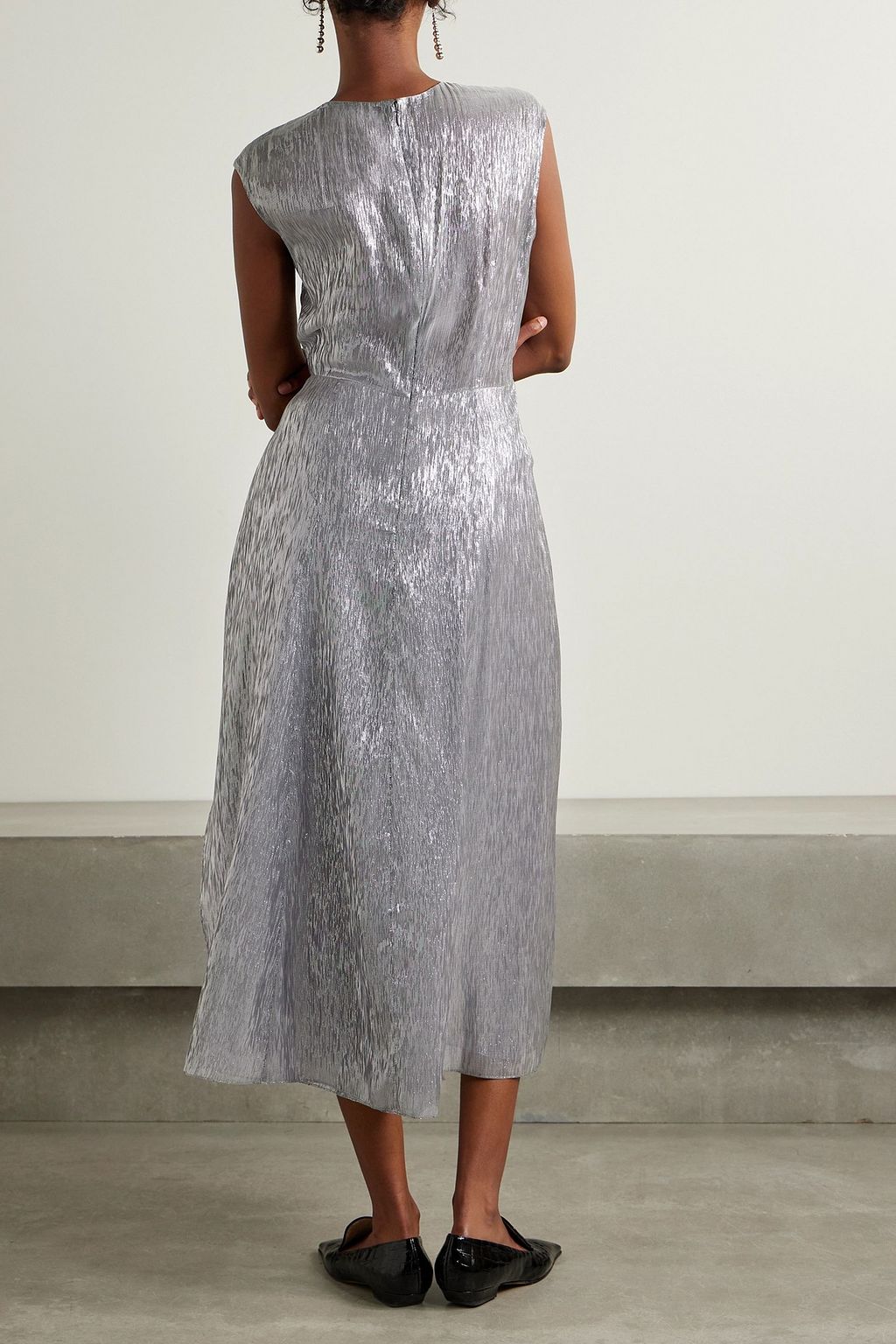 PARTOW Gia Midikleid aus Lamé aus einer Seidenmischung mit Falten und Wickeleffekt