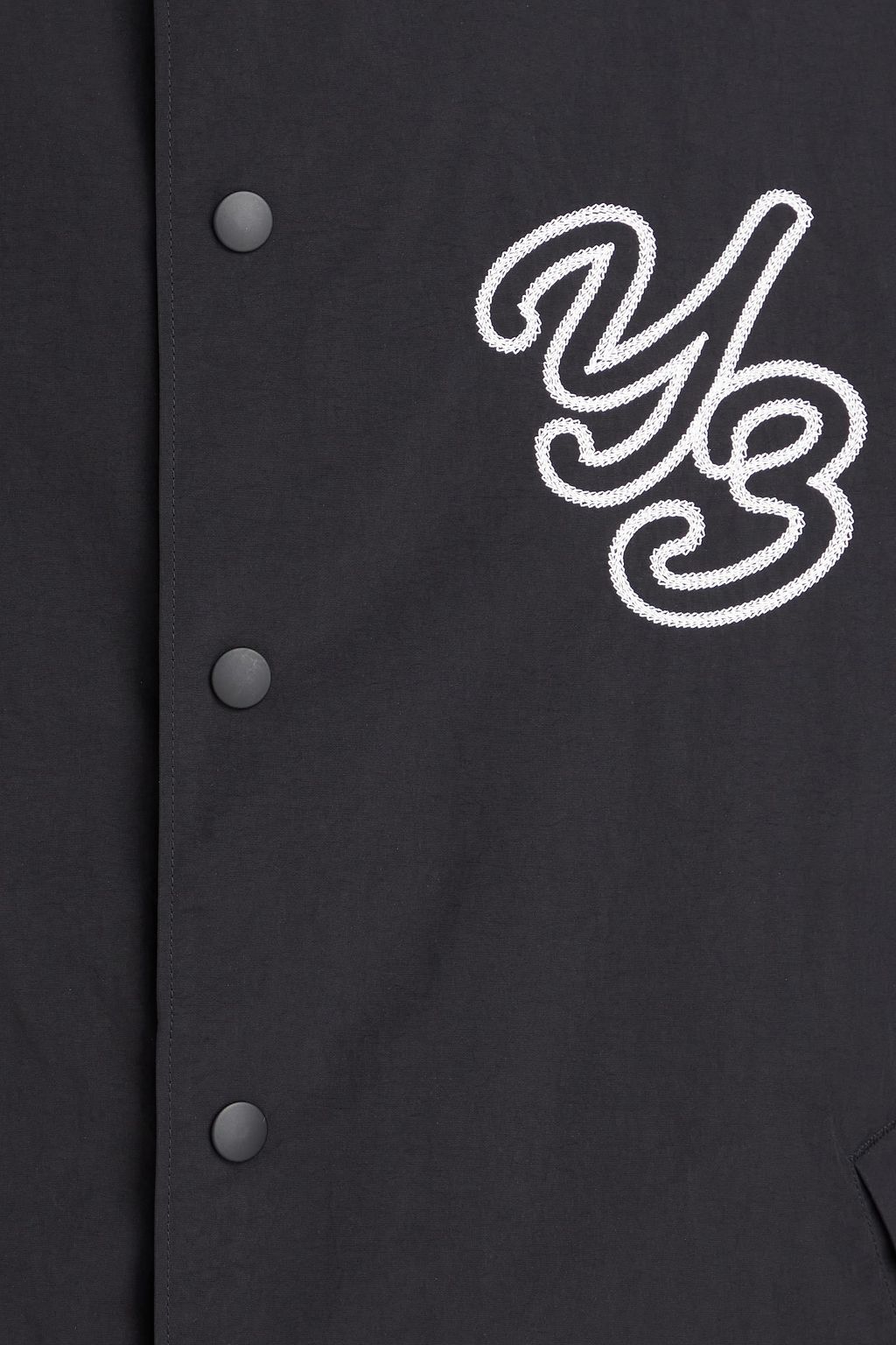 Y-3 جاكيت مصنوع من قماش عازل بتصميم مطرّز