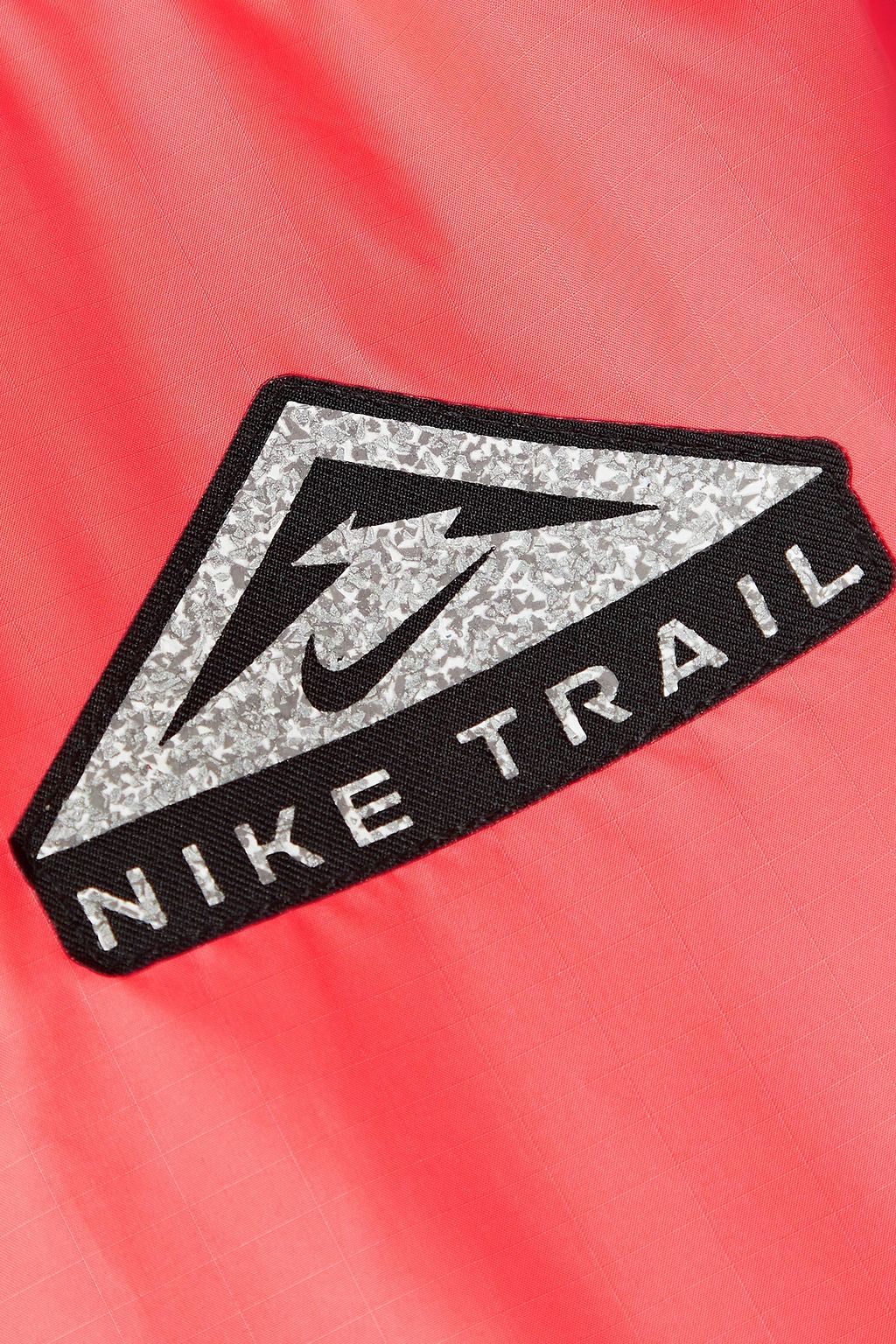 NIKE جاكيت ’’تريل’’ بقبعة مصنوع من قماش ريبستوب بأقسام متباينة الألوان
