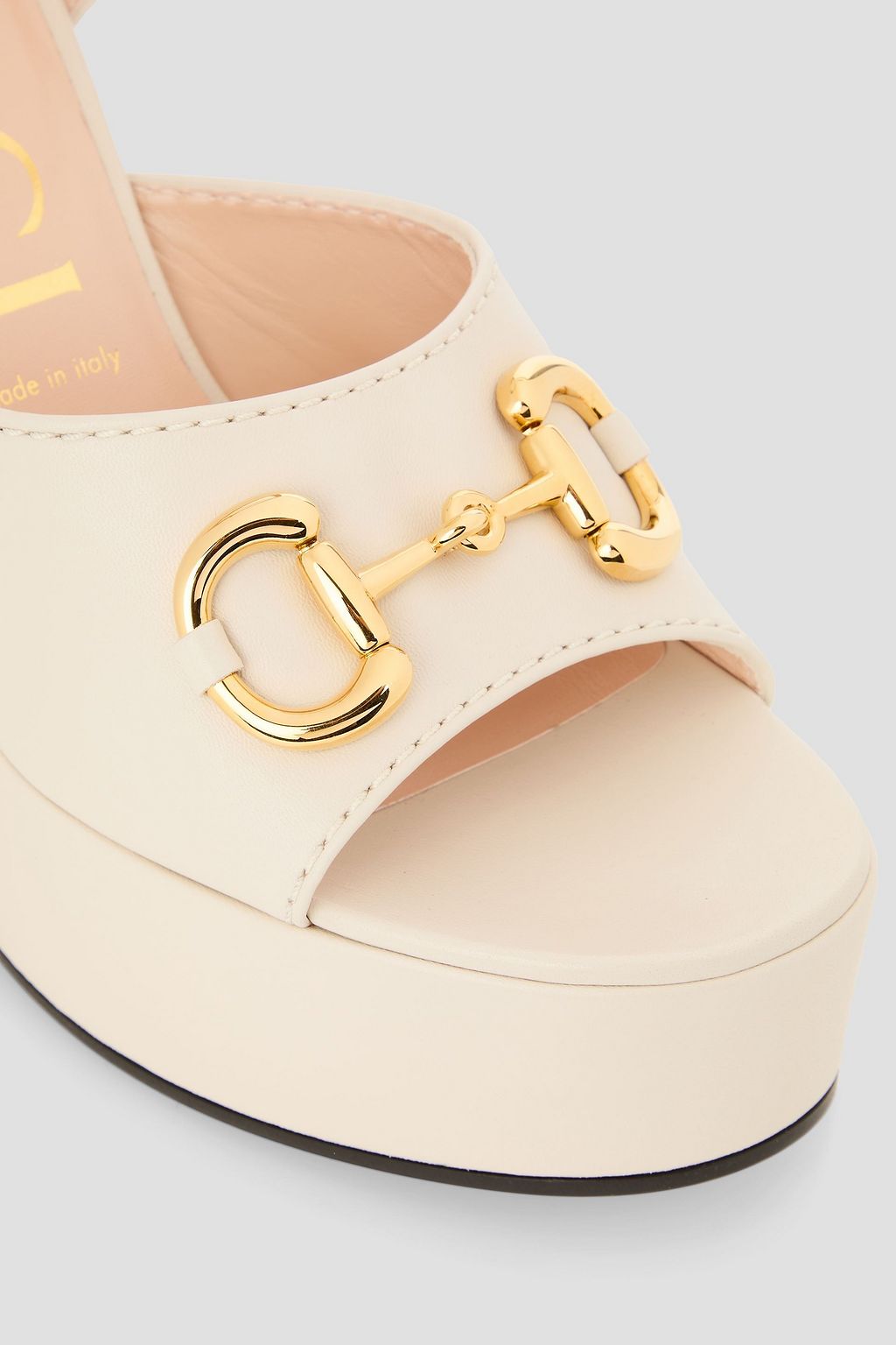 GUCCI صندل من الجلد بنعل سميك ومزين بزخارف