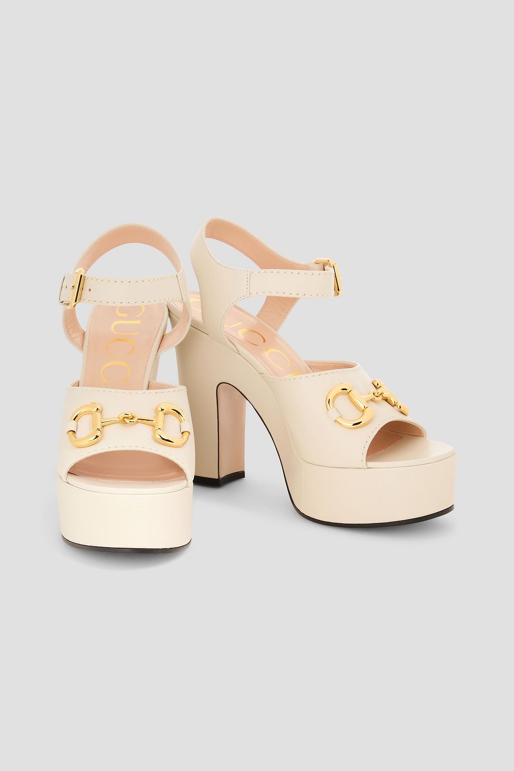 GUCCI صندل من الجلد بنعل سميك ومزين بزخارف