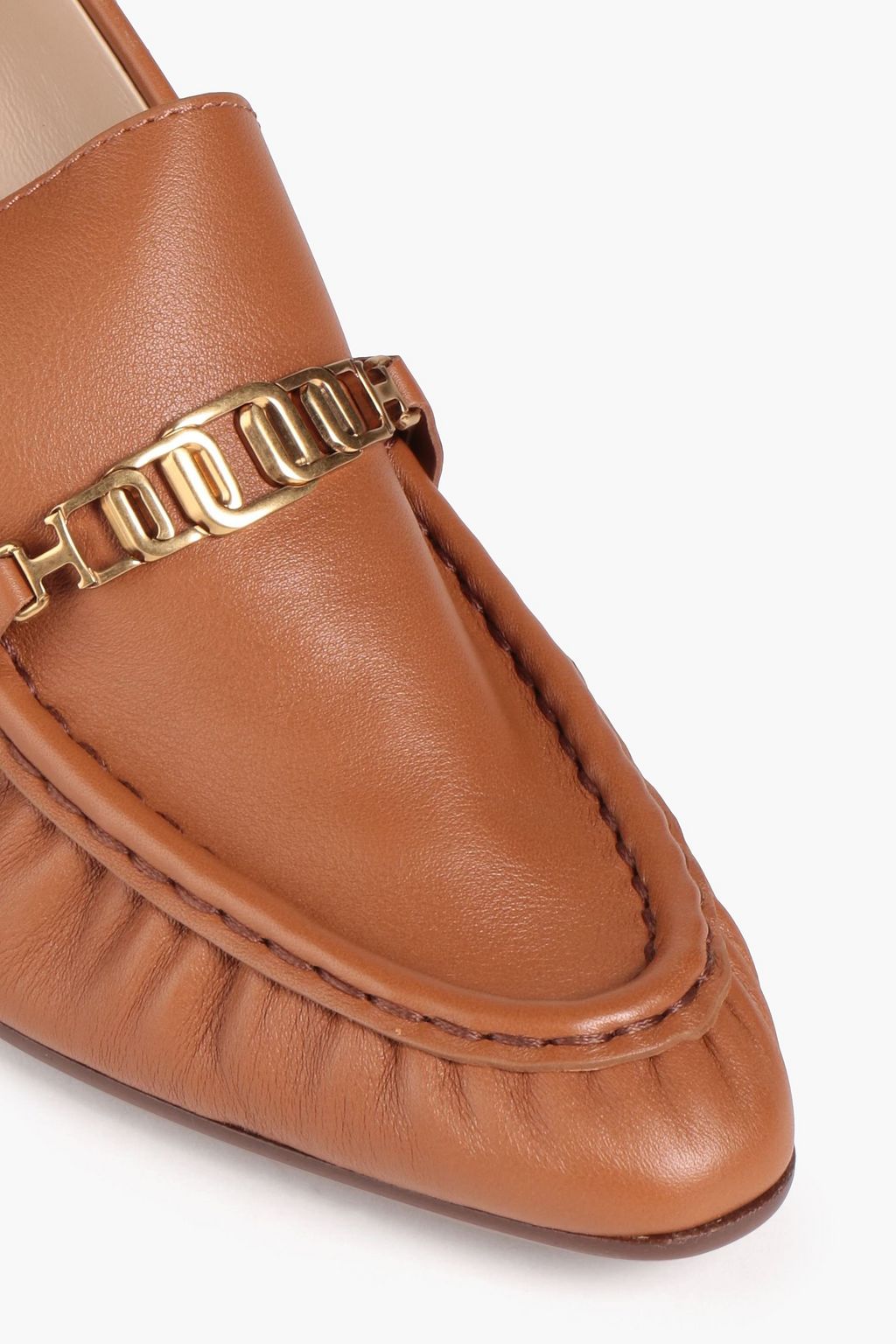 TOD'S حذاء بكعب عالٍ من الجلد مزين بسلسلة