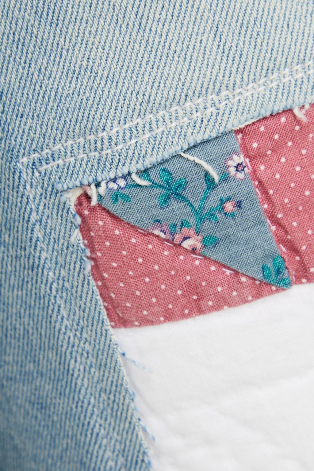 MOTHER The Tomcat hoch sitzende Cropped Jeans mit geradem Bein in Patchwork-Optik