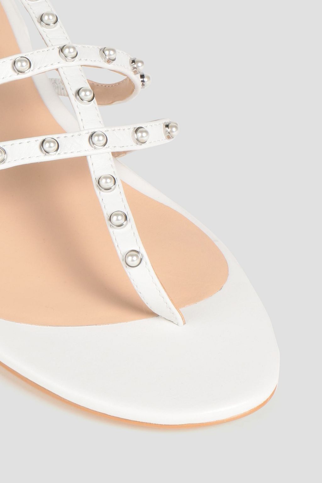 STUART WEITZMAN صندل من الجلد مزين باللؤلؤ الصناعي