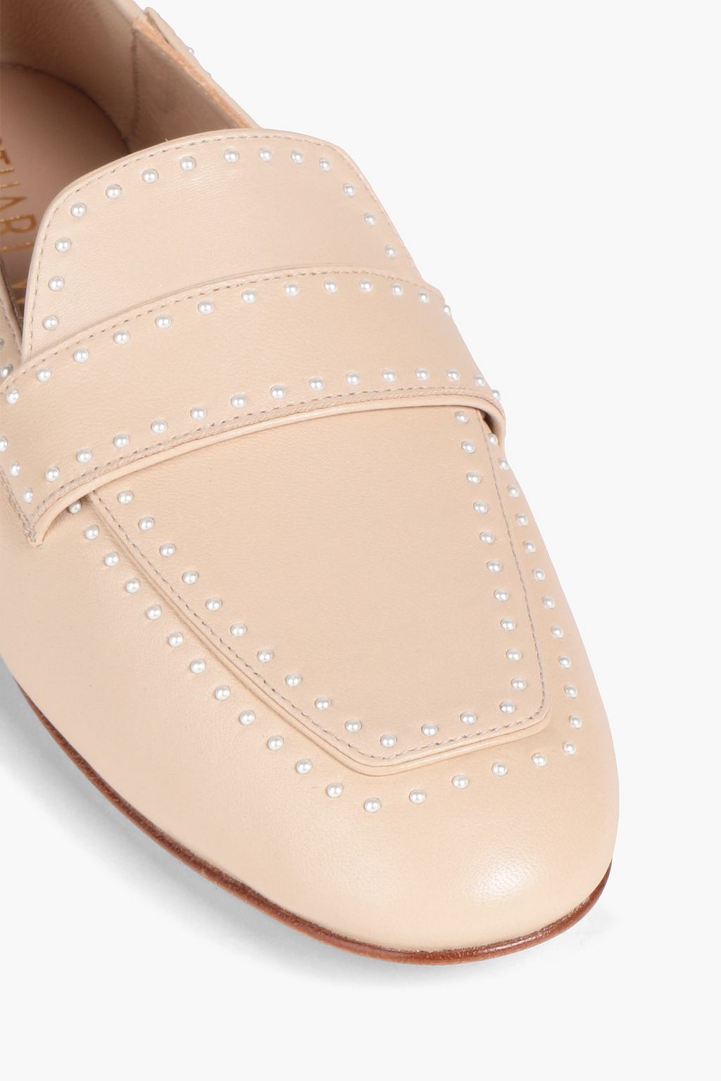 STUART WEITZMAN حذاء لوفر بكعب قابل للطي من الجلد مزين بقطع معدنية