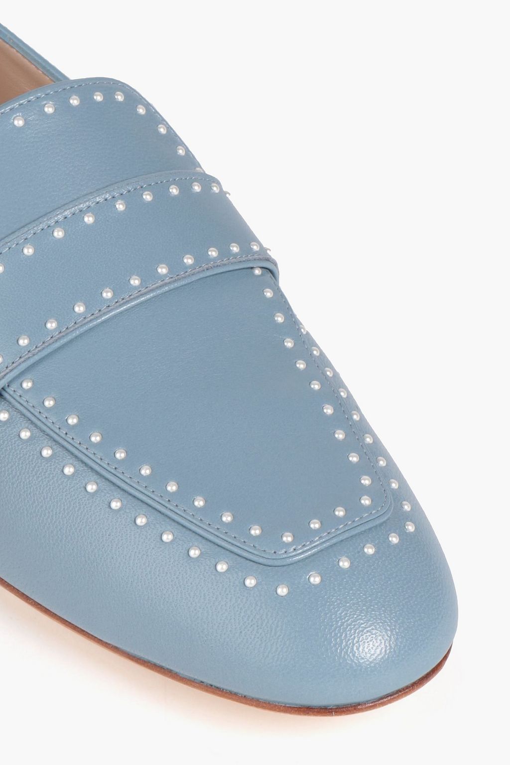 STUART WEITZMAN حذاء لوفر بكعب قابل للطي من الجلد مزين بقطع معدنية