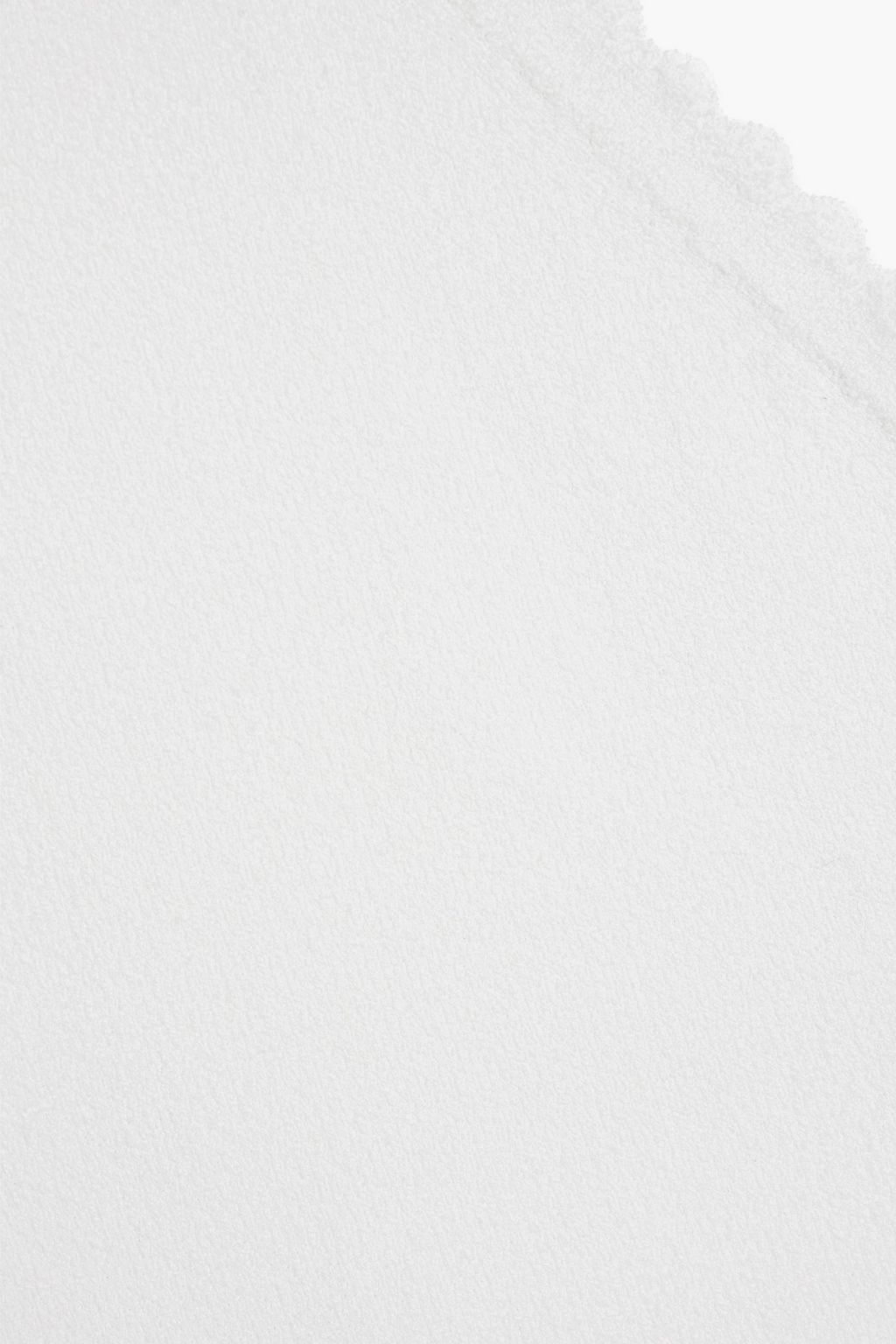 AUTUMN CASHMERE توب بحمالة عنق من نسيج محبوك مضلع بتصميم صدفي مزين بفتحات