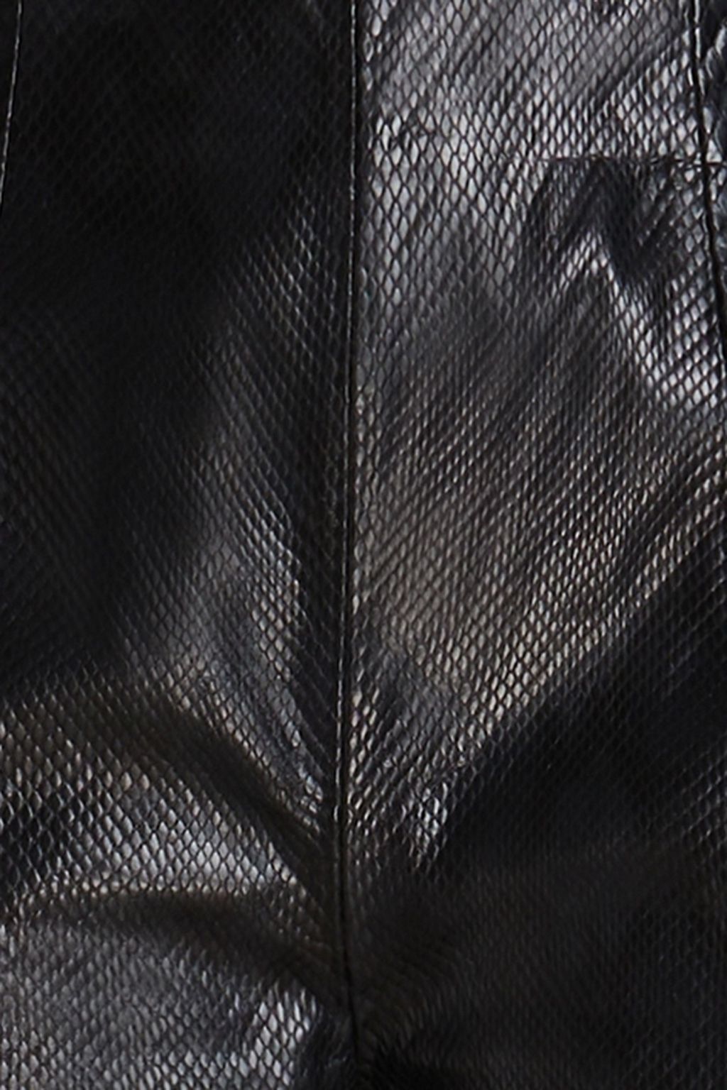 BY MALENE BIRGER بنطلون قصير «ميلوريس» من الجلد بنمط الثعبان بقصة أرجل واسعة