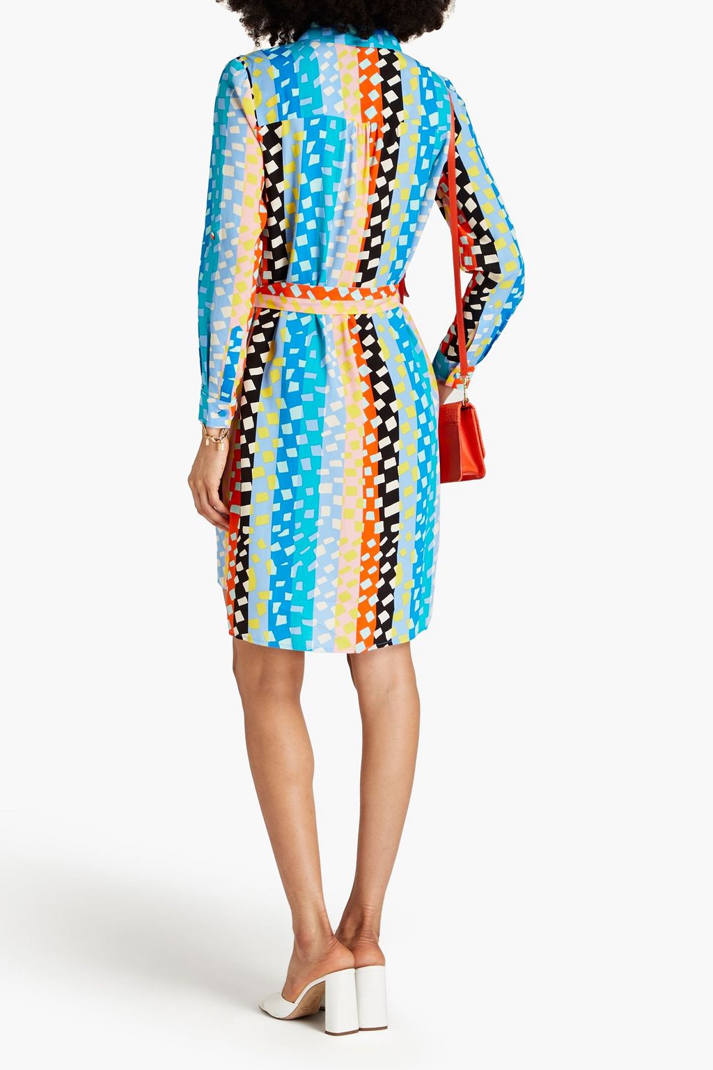 DIANE VON FURSTENBERG فستان على شكل قميص من قماش كريب دي شين مزود بحزام