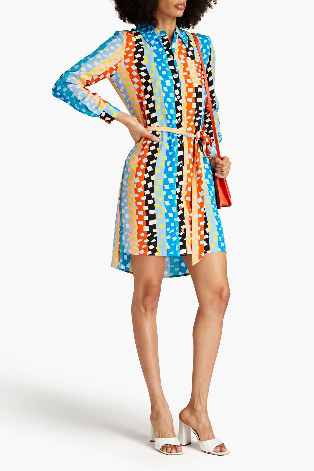DIANE VON FURSTENBERG فستان على شكل قميص من قماش كريب دي شين مزود بحزام