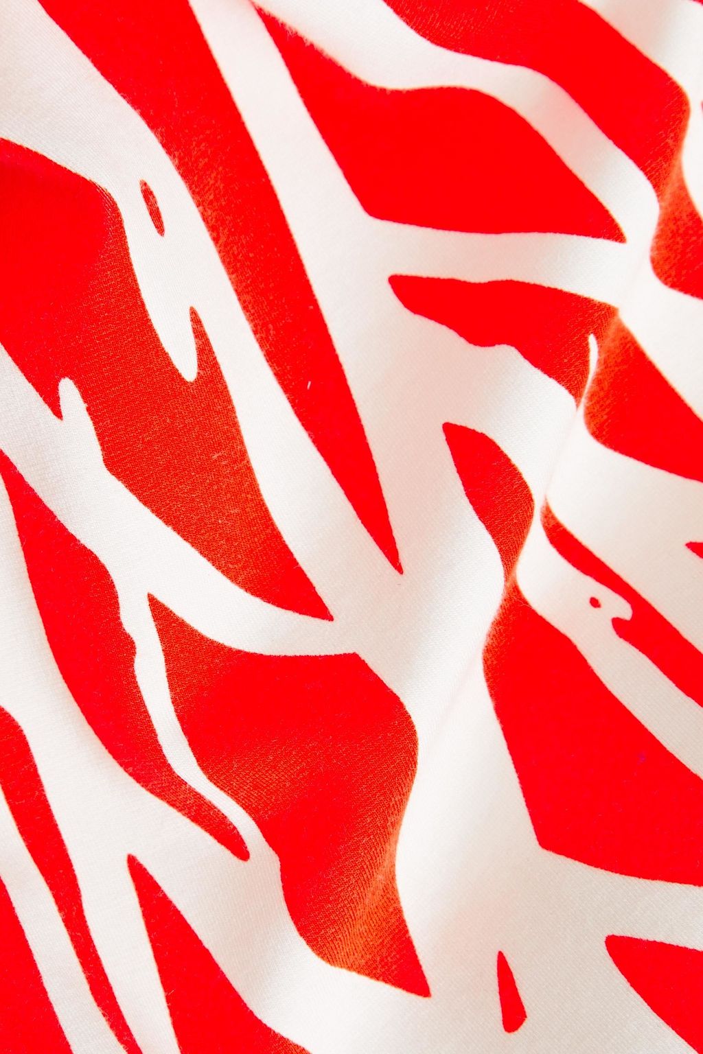 DIANE VON FURSTENBERG جمبسوت من الجيرسيه بتصميم ملتف بقصة أرجل واسعة مزين بطبعات