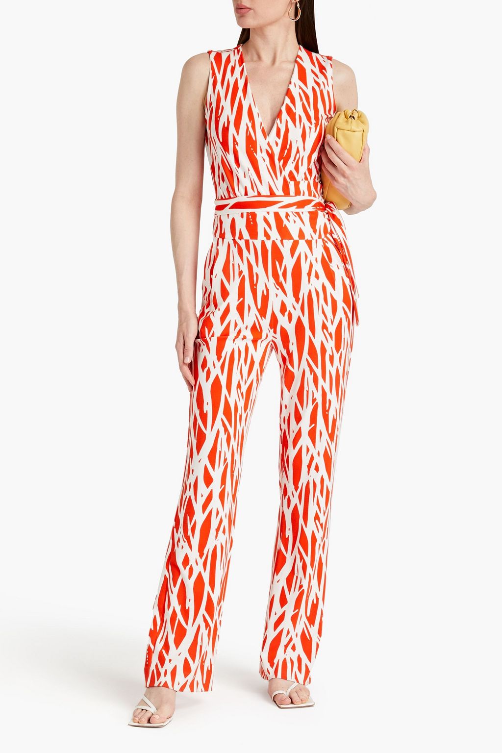 DIANE VON FURSTENBERG جمبسوت من الجيرسيه بتصميم ملتف بقصة أرجل واسعة مزين بطبعات
