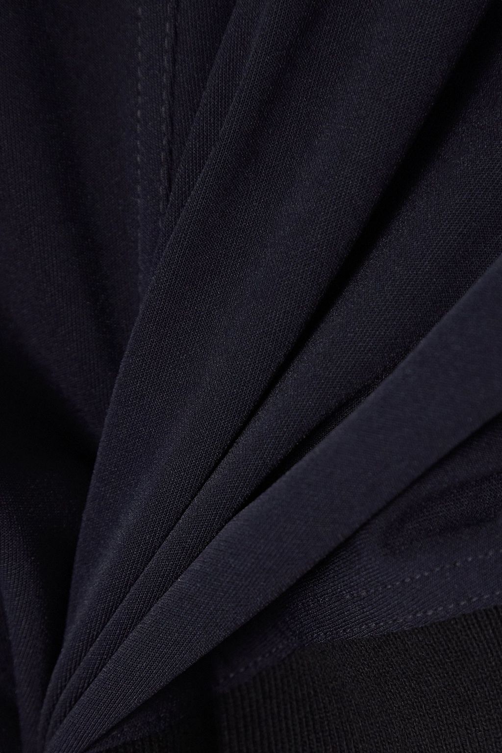 JW ANDERSON فستان طويل من الجيرسي بقصّة ملفوفة بتصميم مكشوف الكتفين مزين بفتحات