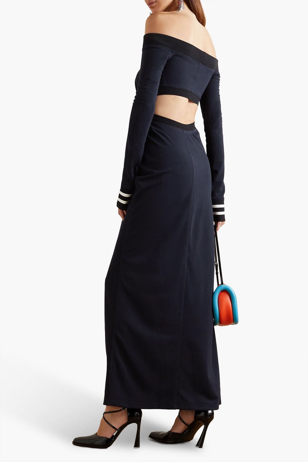 JW ANDERSON فستان طويل من الجيرسي بقصّة ملفوفة بتصميم مكشوف الكتفين مزين بفتحات