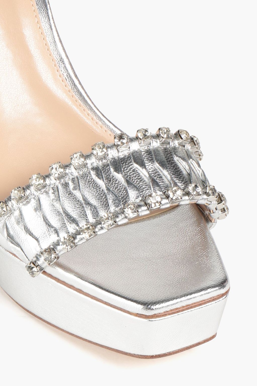 SAM EDELMAN صندل بنعل سميك من الجلد بلون معدني مزيّن بالكريستال