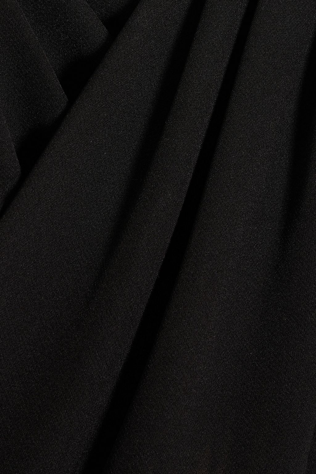 BLACK HALO فستان متوسط الطول «سمارا» بحمالة عنق من الكريب بتصميم متشابك من الأمام مزين بفتحات