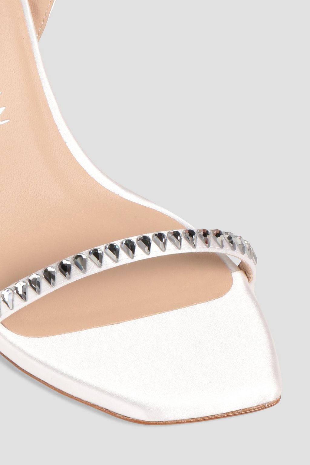 STUART WEITZMAN صندل من الساتان بتصميم مزركش مزين بأحجار