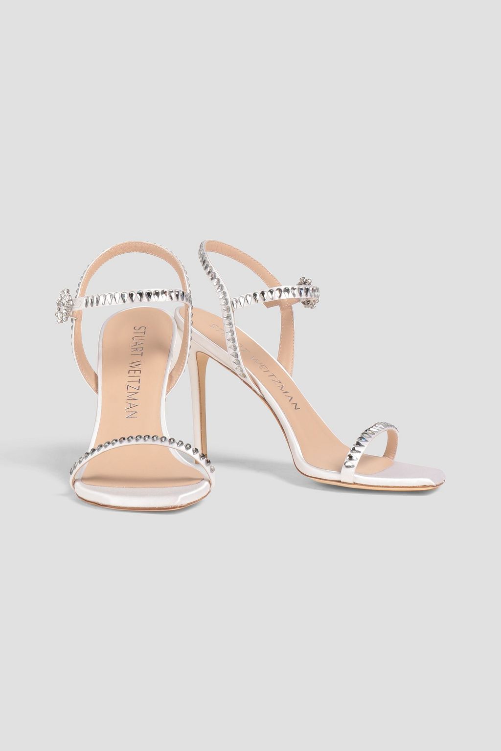 STUART WEITZMAN صندل من الساتان بتصميم مزركش مزين بأحجار