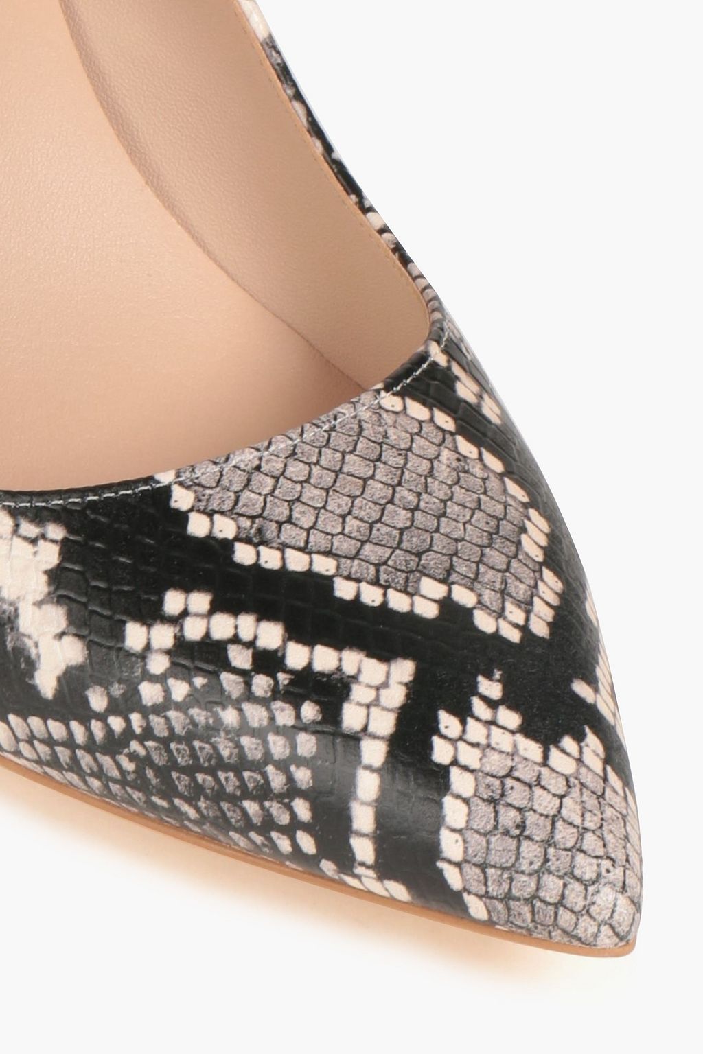 STUART WEITZMAN حذاء بامب 'آفي' من الجلد بنقشة جلد الثعبان