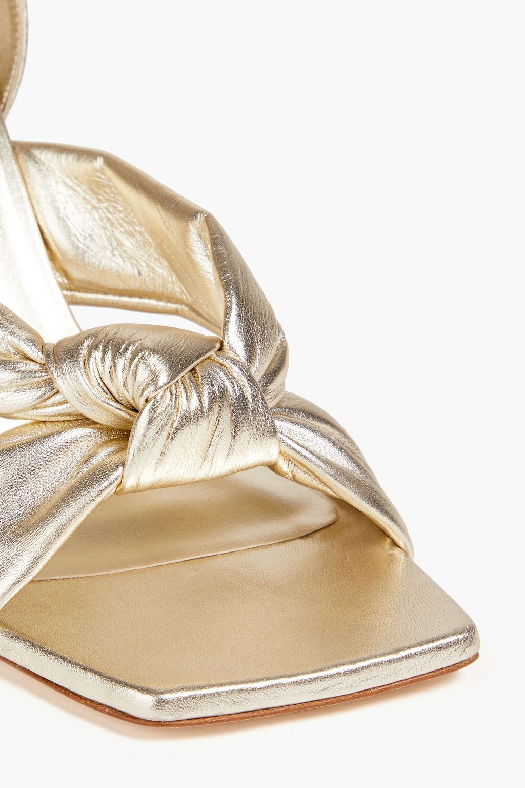 STUART WEITZMAN 플라야 매듭 디테일 메탈릭 가죽 샌들