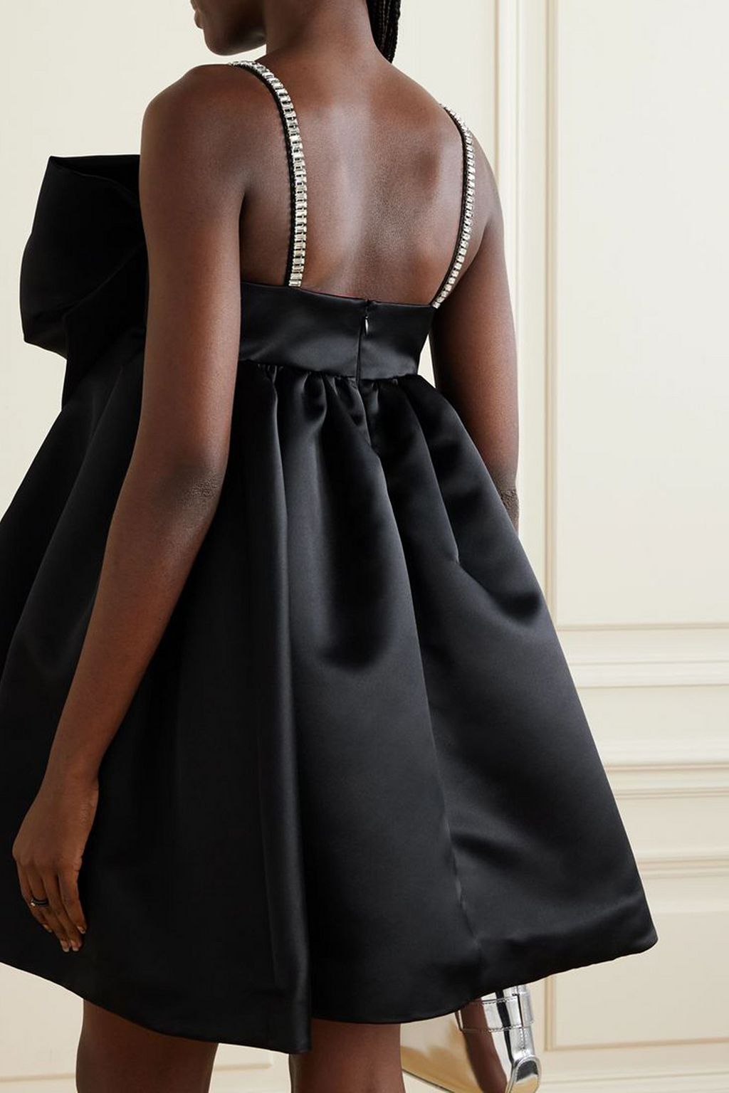 NINA RICCI فستان قصير مصنوع من الساتان ومزين بربطة على شكل فراشة ومزين بالكريستال