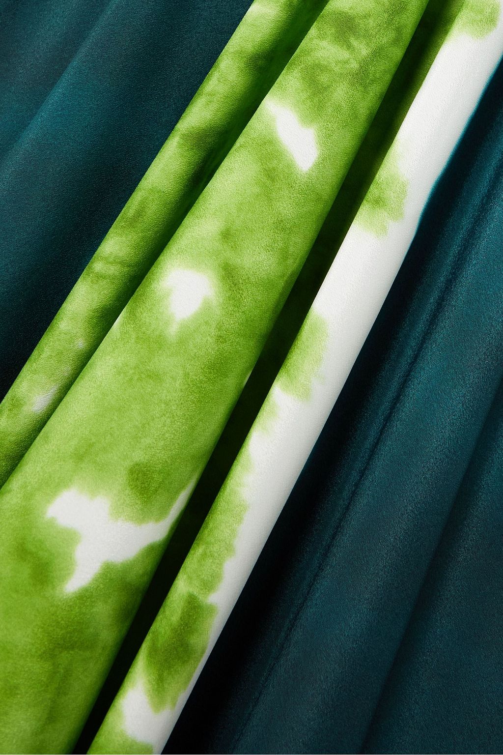 ALTUZARRA فستان متوسط الطول «أديكيا» من الكريب بطبعة التاي داي بقصّة غير متماثلة وتصميم معقود