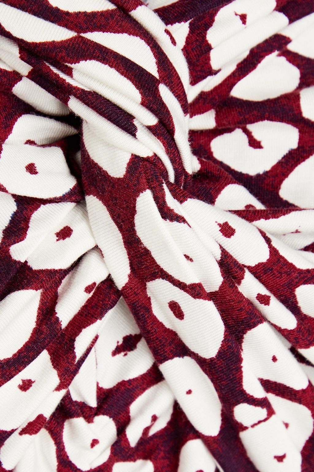 DIANE VON FURSTENBERG بلوزة “جريج” مصنوعة من الجيرسي بتصميم مكشوف الكتفين بقصّة ملفوفة من الأمام ومزينة بطبعات