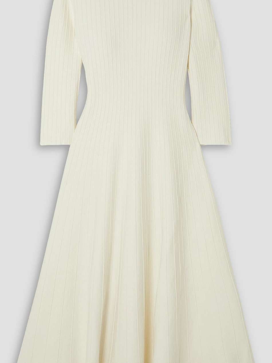 una ribbed-knit midi dress