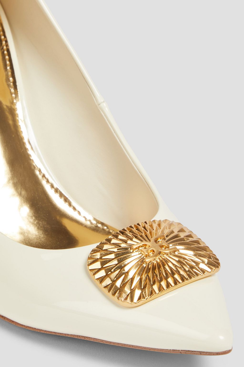 SAM EDELMAN حذاء بامب من الجلد اللامع بتصميم مزركش