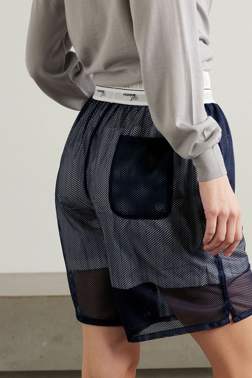HOMMEGIRLS شورت من شبك بحواف من الجاكار