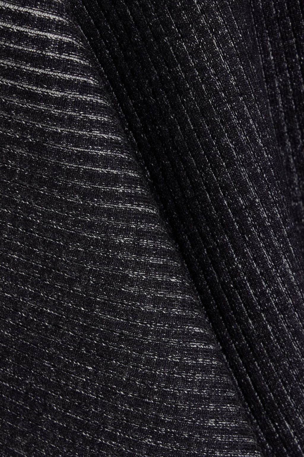 3.1 PHILLIP LIM تنورة بقصة غير متماثلة وفتحات من مزيجٍ من الصوف المضلّع بلونين