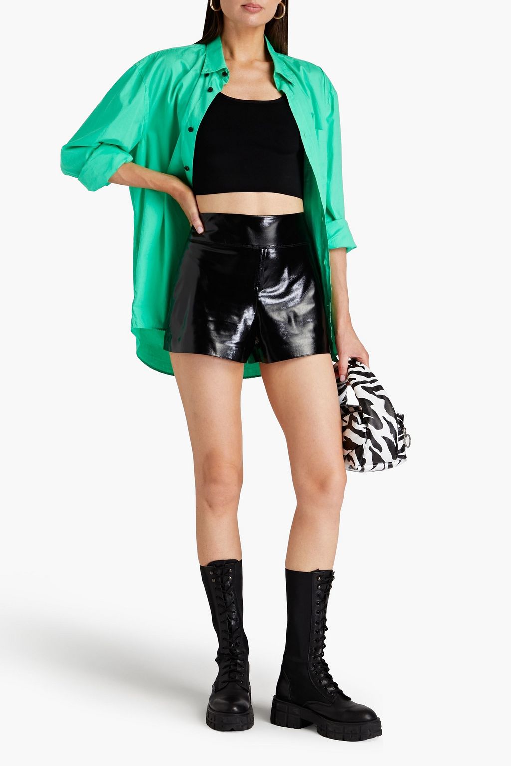 ALICE + OLIVIA شورت من الجلد الصناعي اللامع