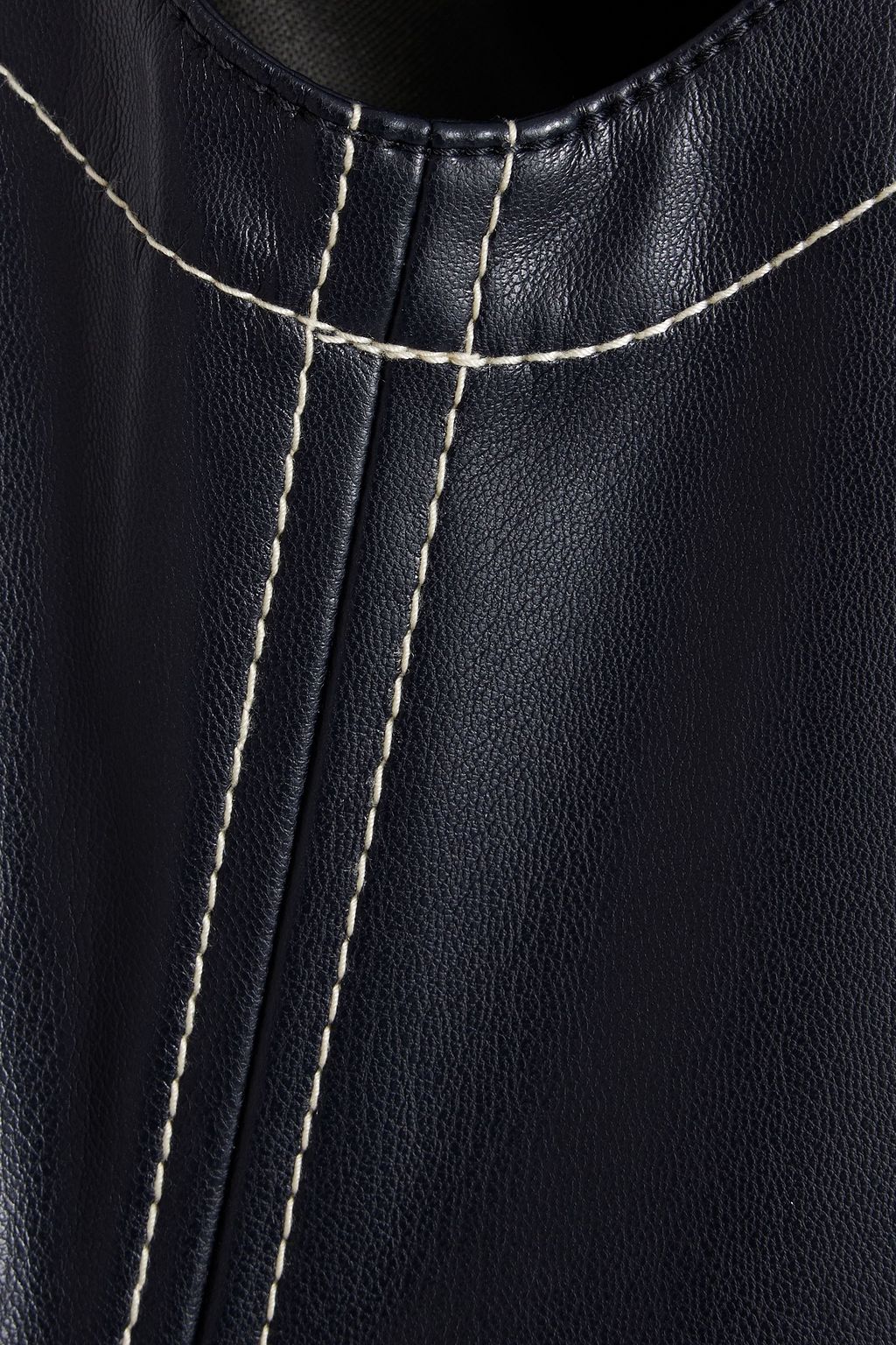 3.1 PHILLIP LIM فستان بياقة هالتر الدائرية من الجلد الصناعي بتصميم مزموم