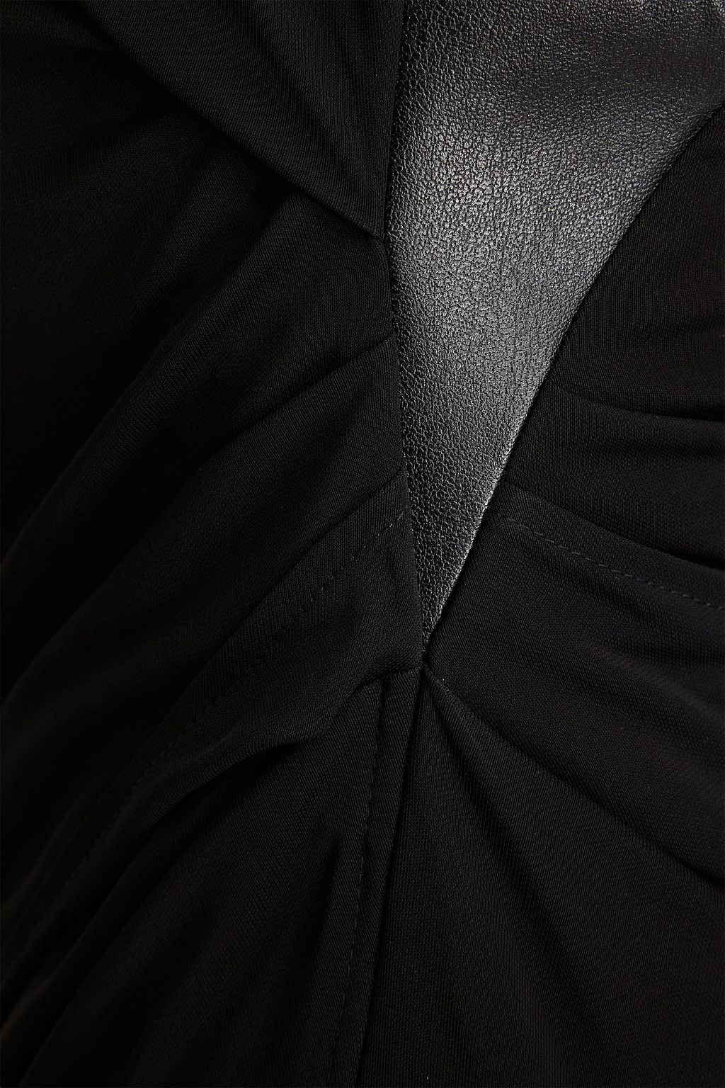 HELMUT LANG فستان متوسط الطول بياقة هالتر الدائرية من الكريب بتصميم منسدل